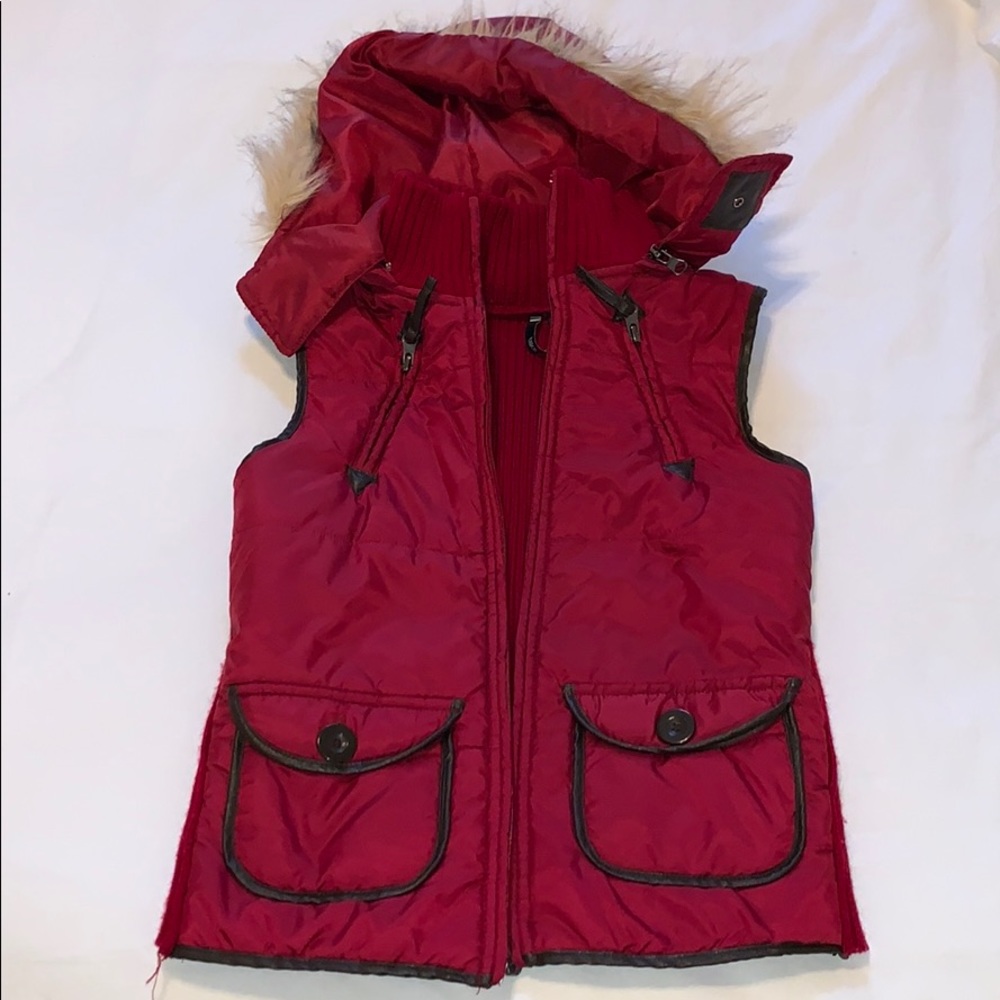 Lightweight puffer vest, detachable hood